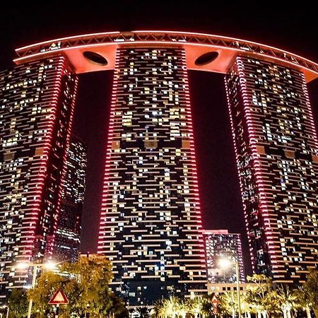 Appartamento Cozy 1Br In Iconic Tower Abu Dhabi Esterno foto
