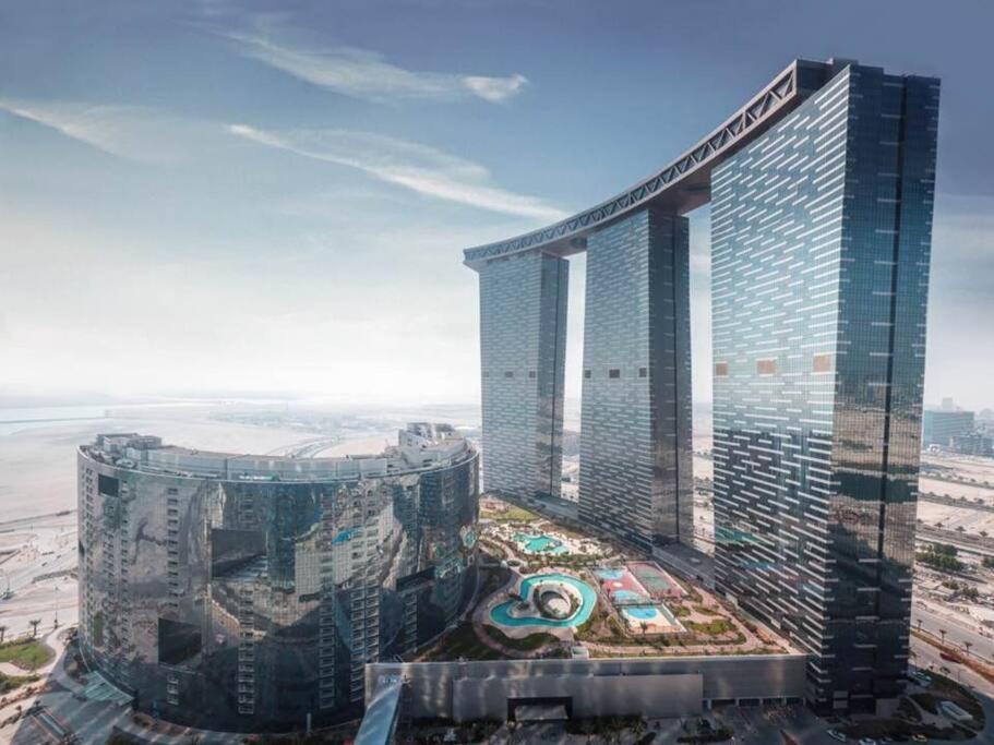 Appartamento Cozy 1Br In Iconic Tower Abu Dhabi Esterno foto