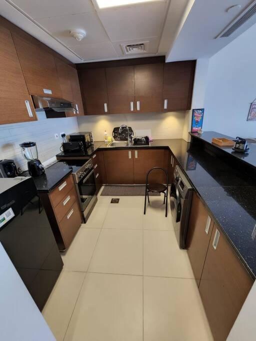Appartamento Cozy 1Br In Iconic Tower Abu Dhabi Esterno foto