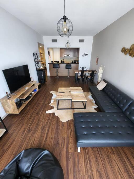 Appartamento Cozy 1Br In Iconic Tower Abu Dhabi Esterno foto