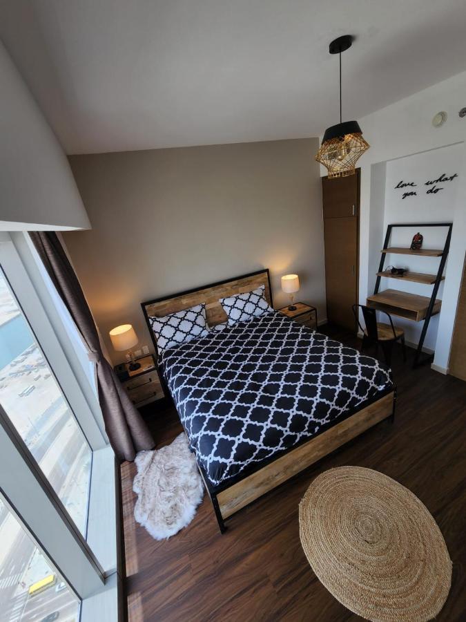 Appartamento Cozy 1Br In Iconic Tower Abu Dhabi Esterno foto