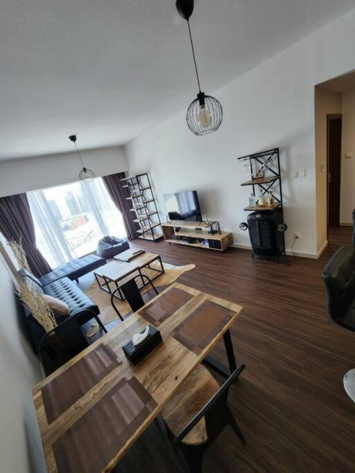 Appartamento Cozy 1Br In Iconic Tower Abu Dhabi Esterno foto