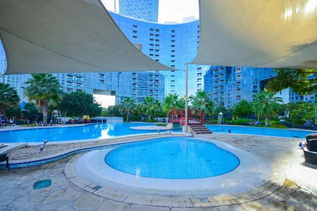 Appartamento Cozy 1Br In Iconic Tower Abu Dhabi Esterno foto