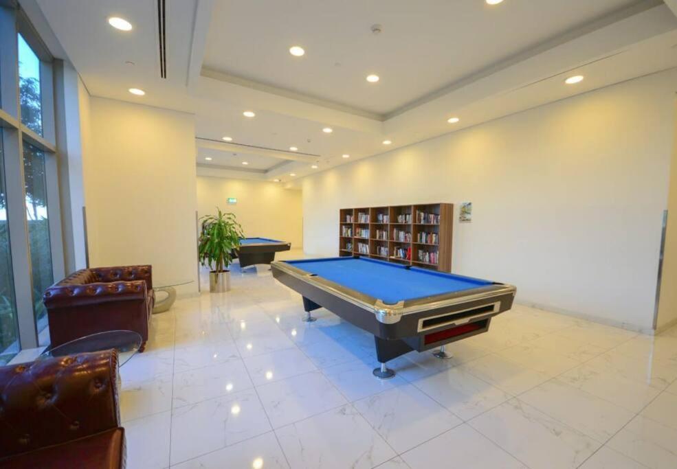 Appartamento Cozy 1Br In Iconic Tower Abu Dhabi Esterno foto