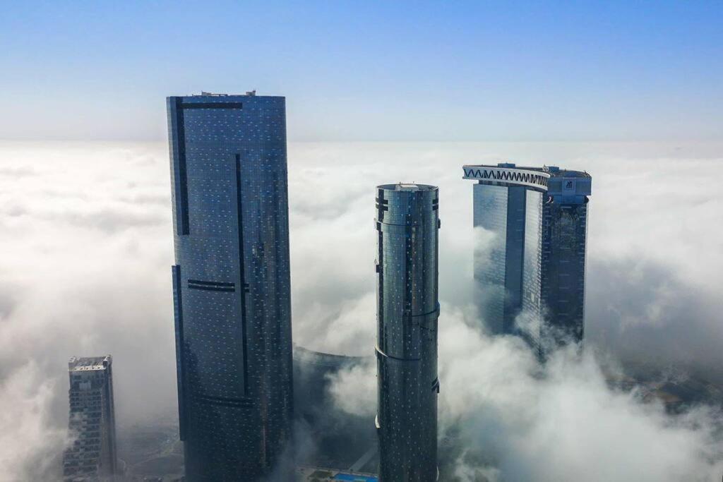Appartamento Cozy 1Br In Iconic Tower Abu Dhabi Esterno foto