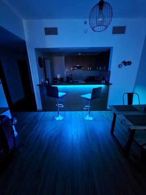 Appartamento Cozy 1Br In Iconic Tower Abu Dhabi Esterno foto