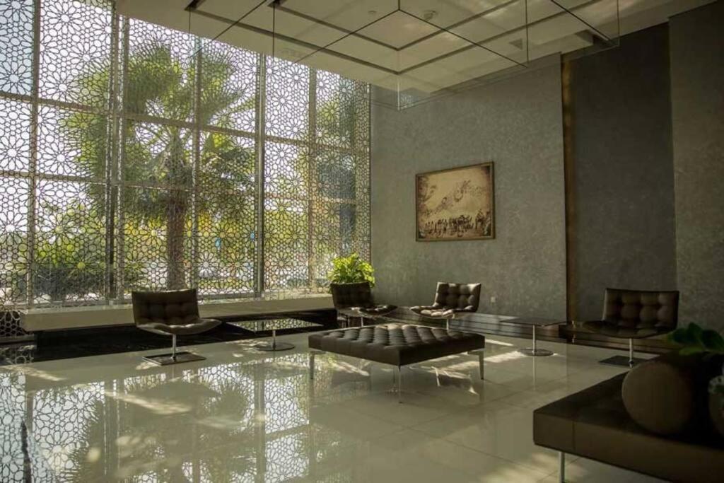 Appartamento Cozy 1Br In Iconic Tower Abu Dhabi Esterno foto