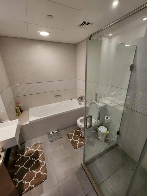Appartamento Cozy 1Br In Iconic Tower Abu Dhabi Esterno foto