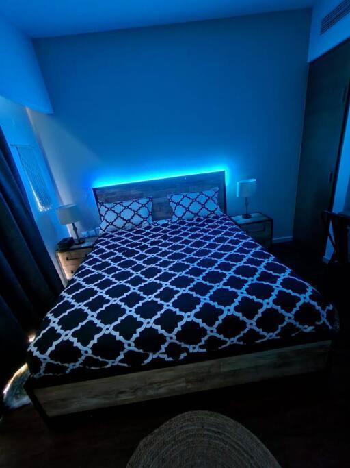 Appartamento Cozy 1Br In Iconic Tower Abu Dhabi Esterno foto