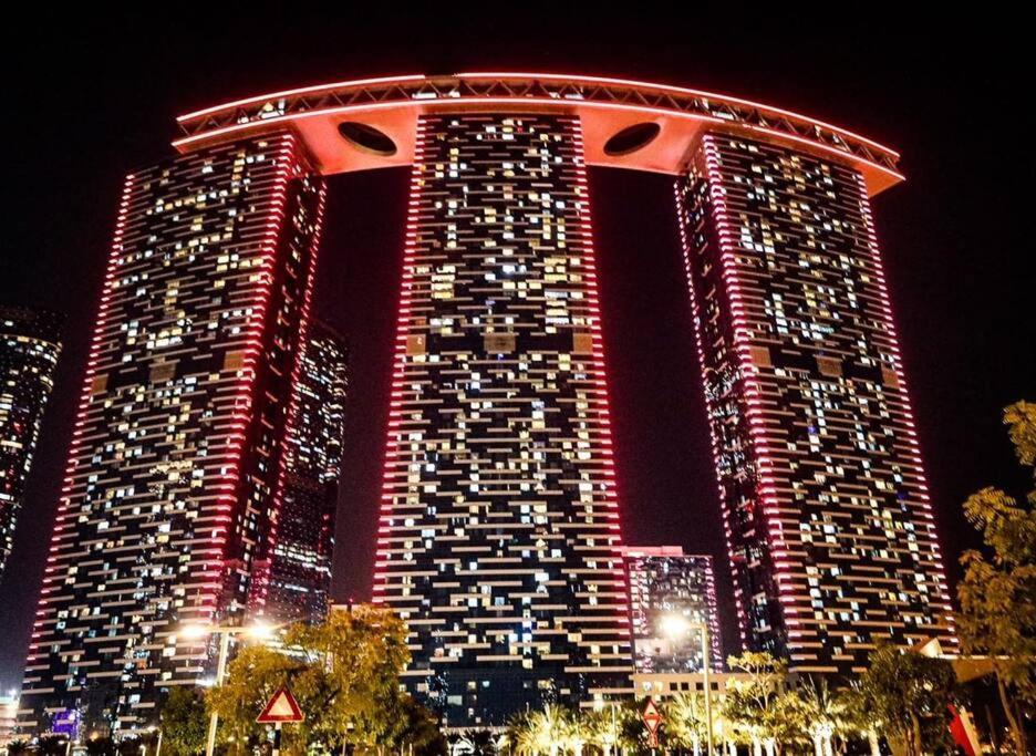 Appartamento Cozy 1Br In Iconic Tower Abu Dhabi Esterno foto