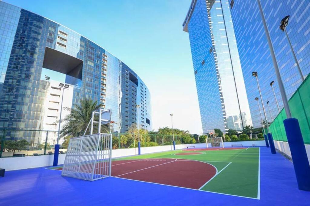 Appartamento Cozy 1Br In Iconic Tower Abu Dhabi Esterno foto