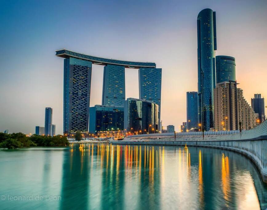 Appartamento Cozy 1Br In Iconic Tower Abu Dhabi Esterno foto