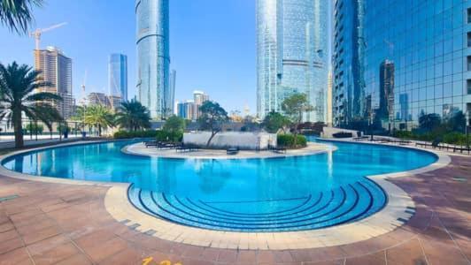 Appartamento Cozy 1Br In Iconic Tower Abu Dhabi Esterno foto